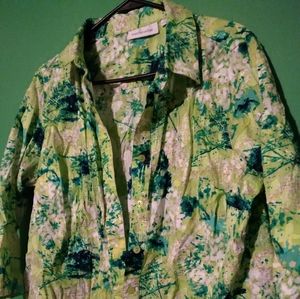 Woman xl green button up top